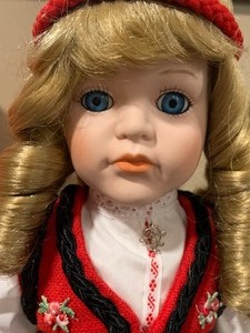 lot 160 image: Vintage Kingstate The Dollcrafter 17 Porcelain Doll with Stand