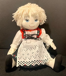 lot 151 image: Adorable Vintage Handcrafted Set of Grandmas Ragdolls