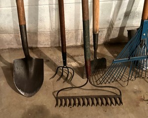 lot 134 image: Long Handled Tool Lot