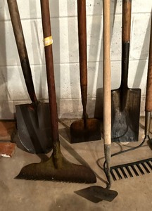 lot 139 image: Helpful Long Handled Tool Lot