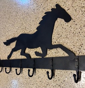 lot 226 image: Metal Horse Decorative Wall Hanging Hat Hook with 7 Hooks