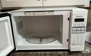 lot 273 image: Panasonic Microwave
