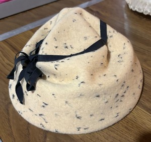 lot 278 image: Eight Elegant Vintage Hats