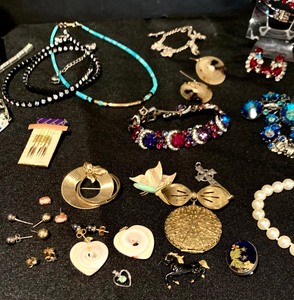 lot 277A image: Grouping of Costume Jewelry