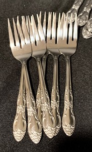 lot 278A image: Oneida Flatware Grouping