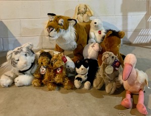 lot 174 image: Great Collection of Vintage Stuffed Animals