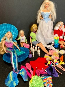 lot 264 image: Large Variety of Vintage Barbies and Accessories, Including Dorothy Barbie
