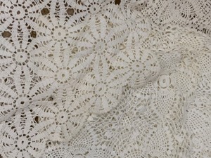 lot 268 image: Variety of Vintage Linens