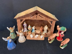 lot 172 image: Vintage Wartime Made Nativity Scene, with Bell Angels and Plaster Characters