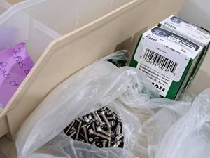lot 582 image: Lot of (300) Hillman Stainless Steel Machine Screws 6-32x34  Oval Head  Phillips Drive #H825850