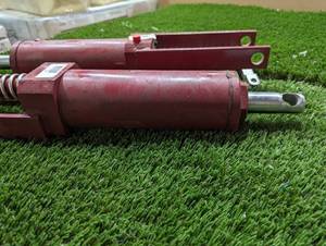lot 135 image: Pair of Heavy Duty Hydraulic RamsJacks - Spring Load