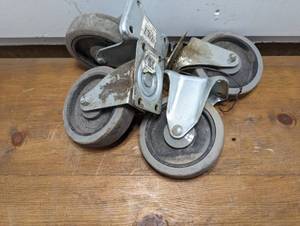 lot 175 image: Set of 4 - 5 Rubber Casters - 2 Swivel, 2 Standard - 350Lbs - Set of 4