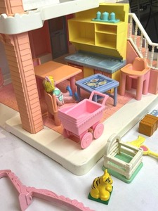 lot 55 image: Rare Vintage 1991 Playskool Victorian Dollhouse Playset with Furniture and More