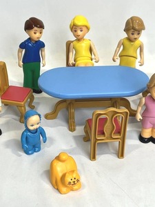 lot 58 image: Vintage Little Tikes Figurines, Table, and Chairs in Nice Condition
