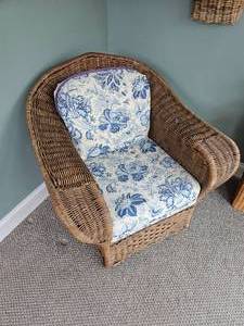 lot 61 image: Cozy Wicker Armchair