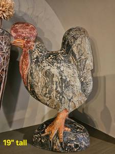 lot 139 image: Primitive Decor Group - Rustic Rooster and Complementing Vases