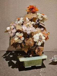lot 140 image: Beautiful Gemstone and Agate Bonsai Jade Tree & Water Lotus
