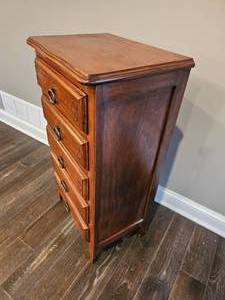 lot 143 image: Contemporary Oak Laundry Chest