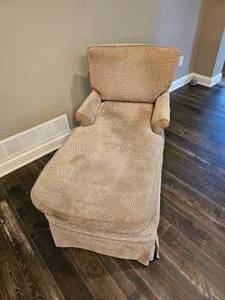 lot 147 image: Contemporary Chaise Lounge