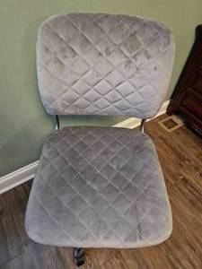 lot 212 image: Contemporary Grey Adjustable Office Chair