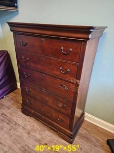 lot 213 image: Broyhill Mahogany Bedroom Chest of Drawers