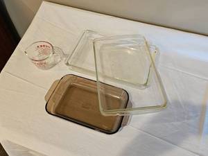lot 240 image: Household Pyrex bakeware Group