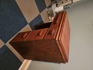lot 90 image: Vintage Cherry Sewing Machine Table & Singer AG937505
