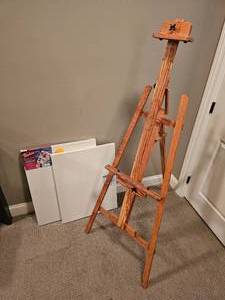 lot 91 image: Large Artist Easel & Canvases