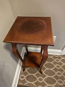 lot 205 image: Contemporary Mahogany Pedestal Table
