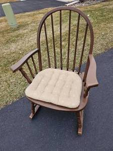lot 285 image: Vintage Winsor Rocking Chair