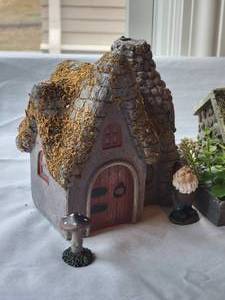 lot 251 image: Magical Gnome Village Diarama Decor Set