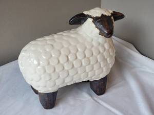 lot 253 image: Adorable Ceramic Sheep Decor