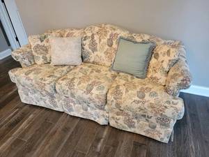 lot 185 image: King Hickory Luxury Spring Floral Sofa