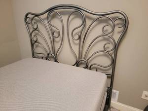 lot 13 image: Stylish Silver Twisted Metal Bed Set