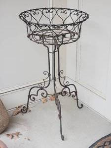 lot 81 image: Stylish Twisted Iron Planter Stand