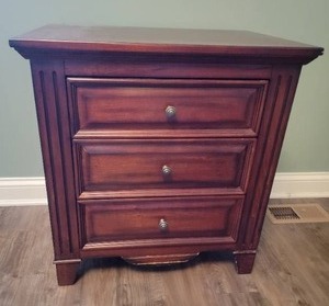 lot 57 image: New Classic 3 Drawer Bedside Table