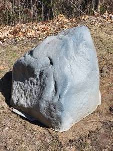 lot 115 image: Dekorra Replicated Rock Garden Decor