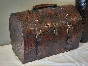 lot 197 image: Mysterious Leather Case Home Decor Pairing
