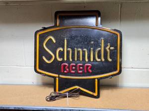 lot 4 image: Lighted Schmidt Beer Sign