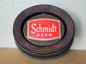 lot 8 image: Barrell Shaped Rotating Schmidt Beer Lighted Sign