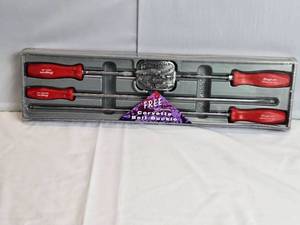 lot 155 image: Snap-on Corvette Belt Buckle, Screwdrivers Set