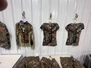 WOMENS CAMO CLOTHING MEDIUM $640 RETAIL VALUE