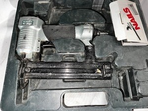 lot 136 image: Hitachi NT 32AE 1 14 18 Gauge Trim Brad Nailer