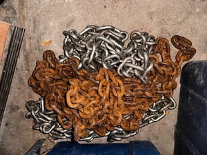lot 203 image: Lifting Chains