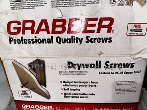 lot 226 image: Box of Grabeer Drywall Screws - 1-14 Scavenger Head