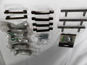 lot 249 image: Variety of High End Decorative Drawer Pull Cabinet Hardware