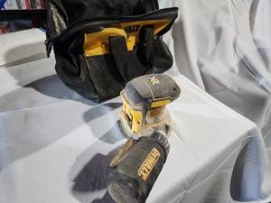lot 30 image: Dewalt 20 Volt Palm Sander With Bag