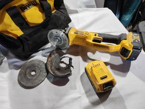 lot 32 image: Dewalt 20 Volt  Grinder With Batteries and Bag