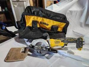lot 38 image: Dewalt 20 Volt Compact Saw
