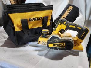 lot 40 image: Dewalt 20 Volt Hand Planer